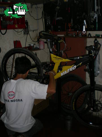 Preparando la bici del fede..