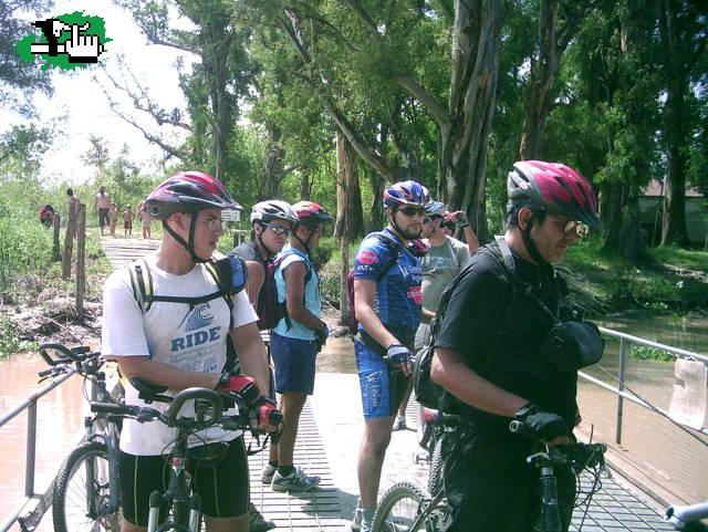Locos del Pedal, cruzar el Alem en la nueva balsa ya no es divertido