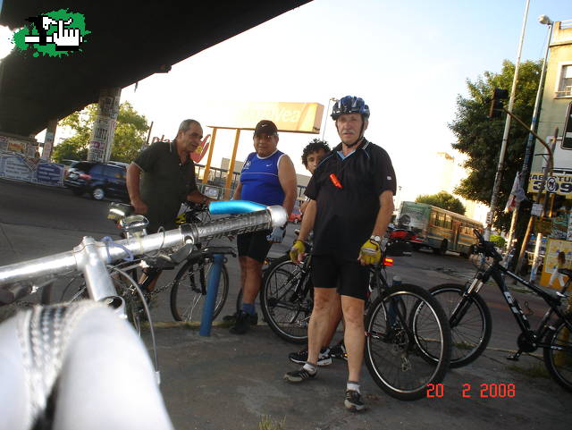 Los tres chiflados del pedal. Vuelo nocturno por Bs As