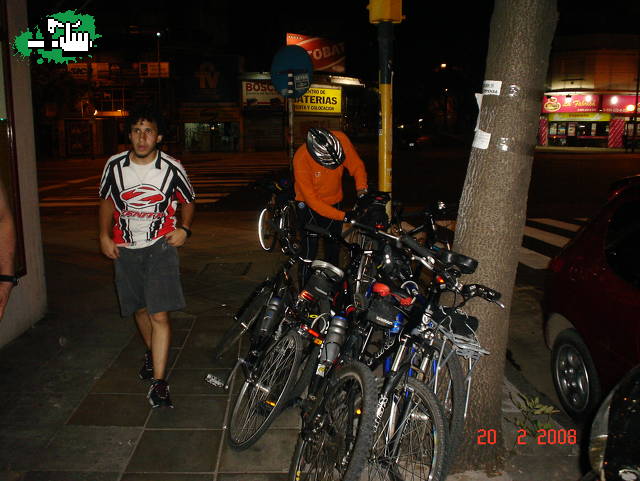 Los tres chiflados del pedal. Vuelo nocturno por Bs As