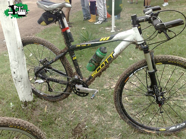 La mini mini se desvirgó en el barro