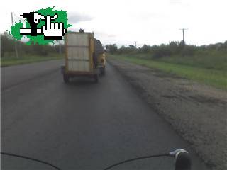Chupado detras de una  camioneta