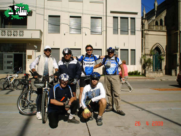 Los 3 chiflados del pedal en la salida de los Mega