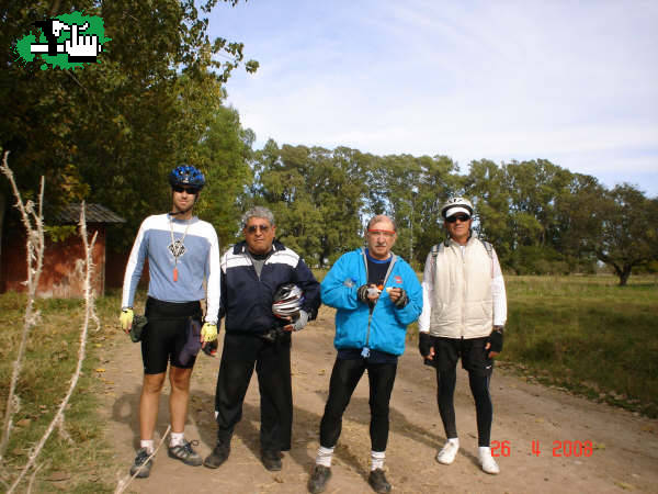 Los 3 chiflados del pedal en la salida de los Mega