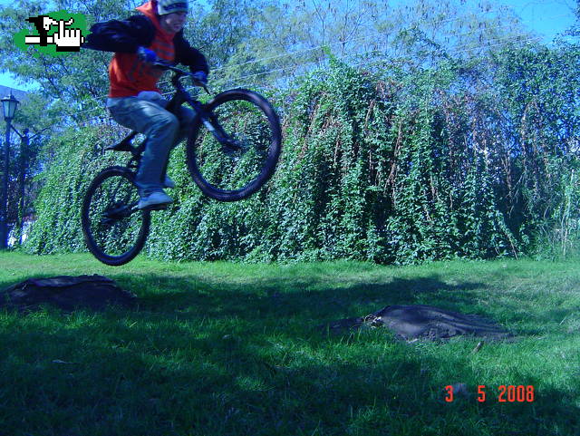 saltando en mi bike