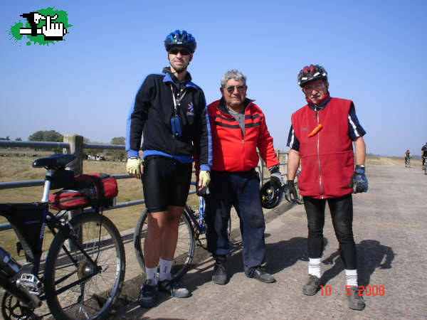 Los tres chiflados del pedal en la salida de los Mega