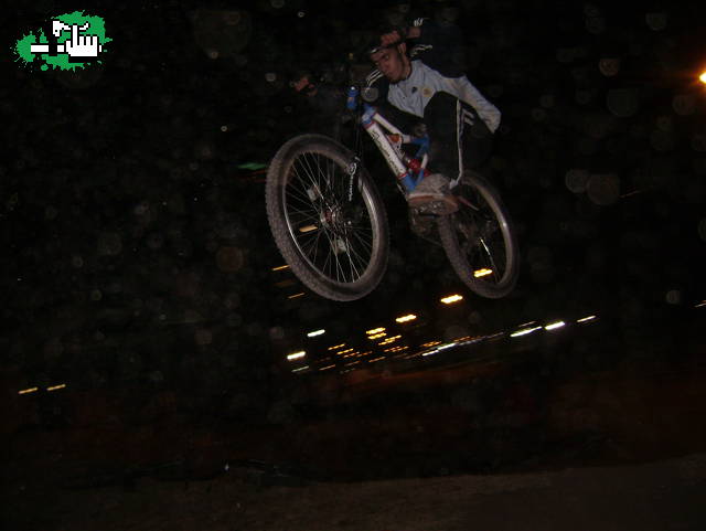 asalto urbano nocturno DH callejero