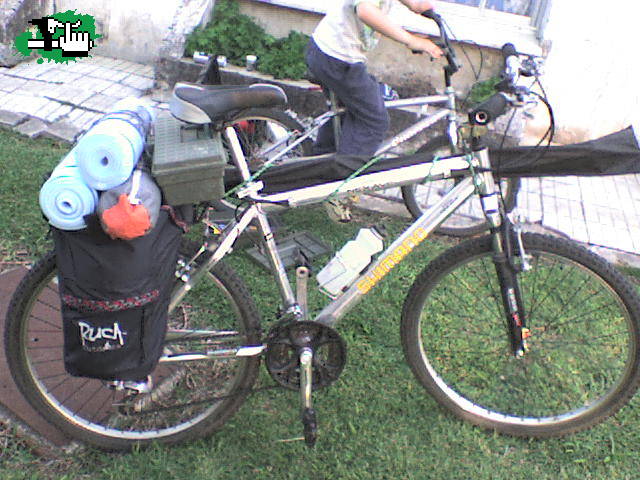 cargándola para ir a pescar