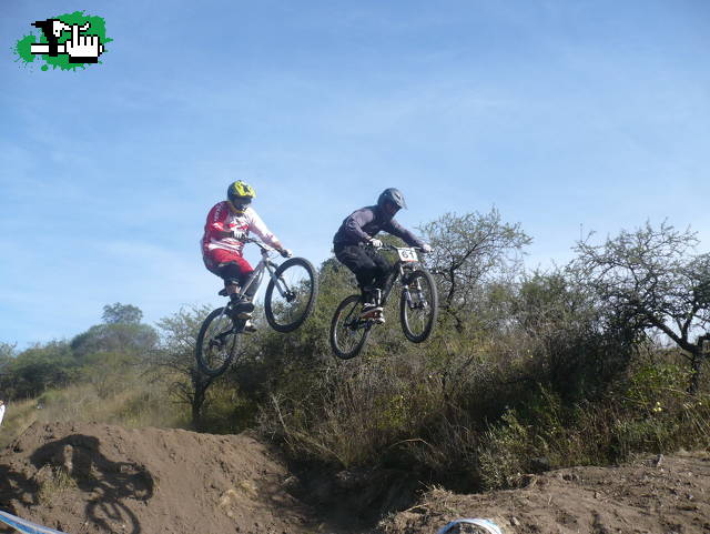 tremenda semi final entre dardo y harrin saludos amigos