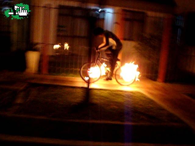 en llamas por la vereda