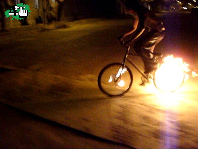 tan rapido que se prendio fuego rueda!!!