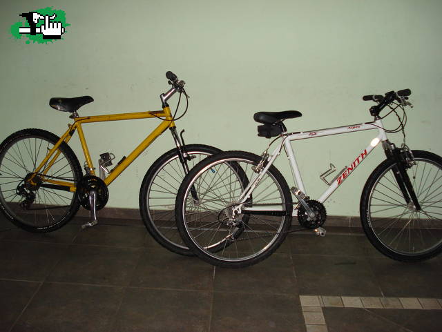 mi bike (blanca) y la de mi amigasoo(amarrilla)