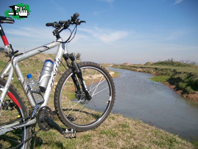 ARROYITO AL COSTADO...