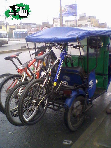 esta mototaxi nos  movilizó las bicis