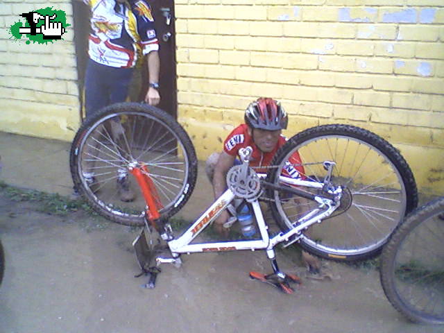 lavando su bike