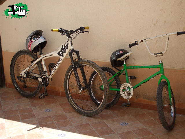 MIS BIKES CON MIS CASCOS