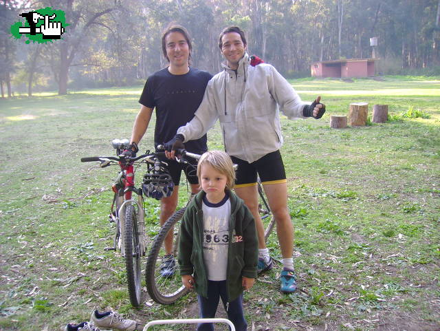 Con un gran amigo y nuestro pequeños revoloteando.. muy pronto pedaleando!!!