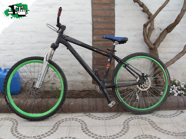 mi bike con las llantas de un amigo