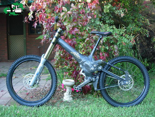 CON CARBONO Y UN POCO DE PLASTILINA !!!