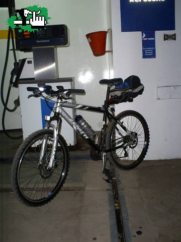 Llenandole el  tanque.
