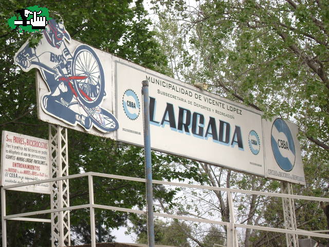 Marcha por la pista de Vicente Lopez.