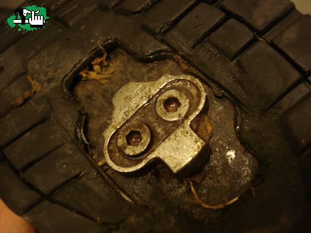 Como sacar el tornillo falseado de la traba?