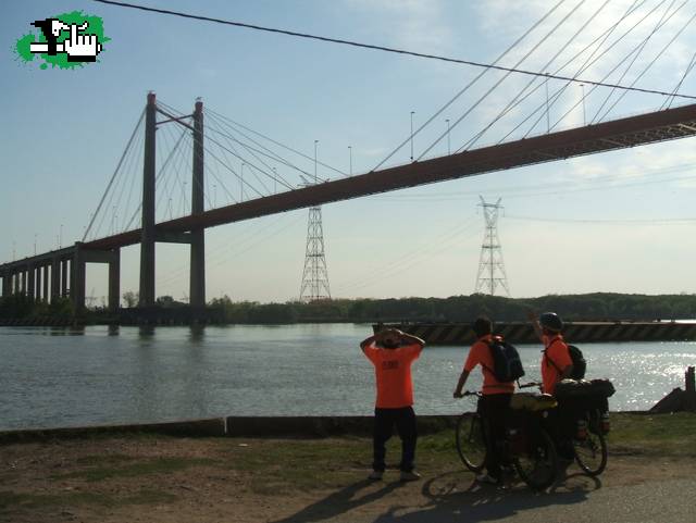 Noo, loco, mirá, salió el sol !! Mirá que trozo de puente, mirá !!