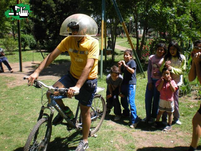 Tips Locademia del Pedal. Muqueño poniendo a prueba el nuevo casco aerodinámico.