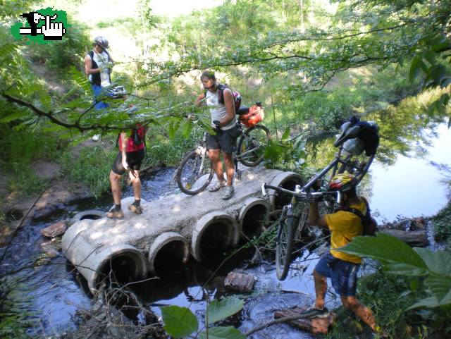 Locos del Pedal. Juraría que ahí había un camino.
