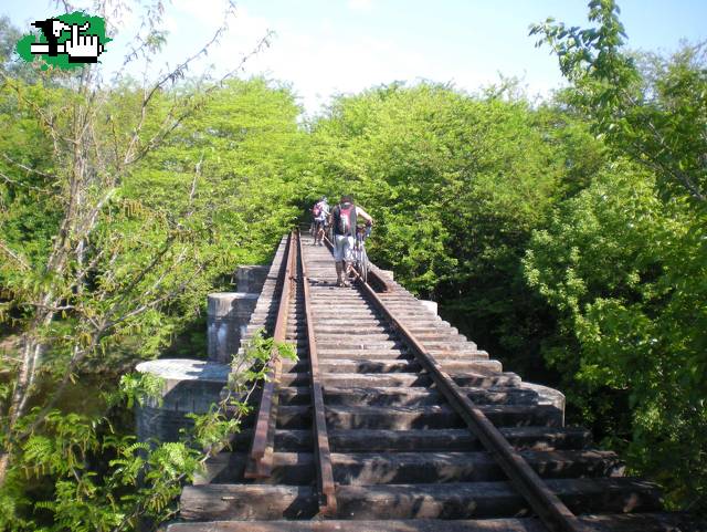 Locos del Pedal. Antes que pase el tren.