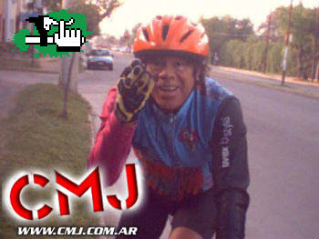 una mona en bici