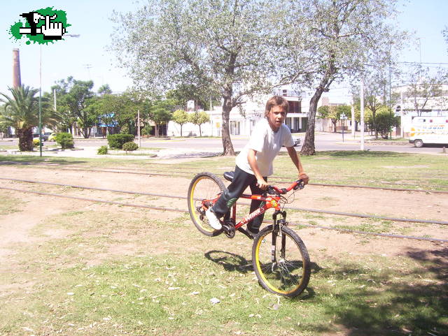 en la plaza haciendo invertido