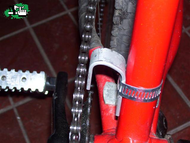 guia cadena del hombre pobre en su bici de paseo.