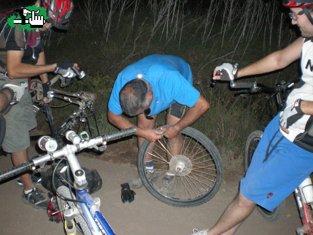 Locos del Pedal. Pinchazo nocturno!!!