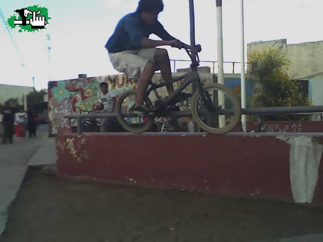 agustin deslizando baranda