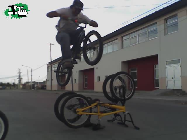 Patico saltando 2 Bikes