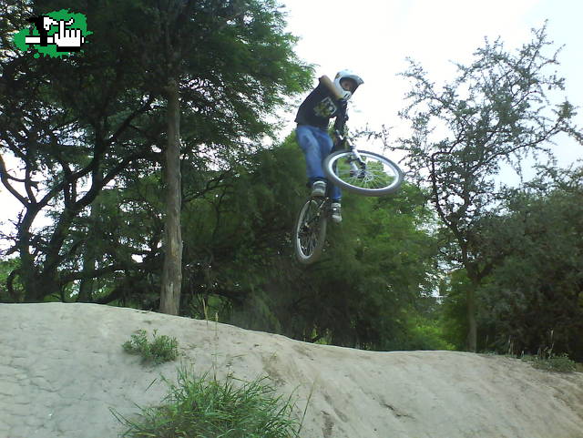 volando en el mini dh  ! aguante CBA !