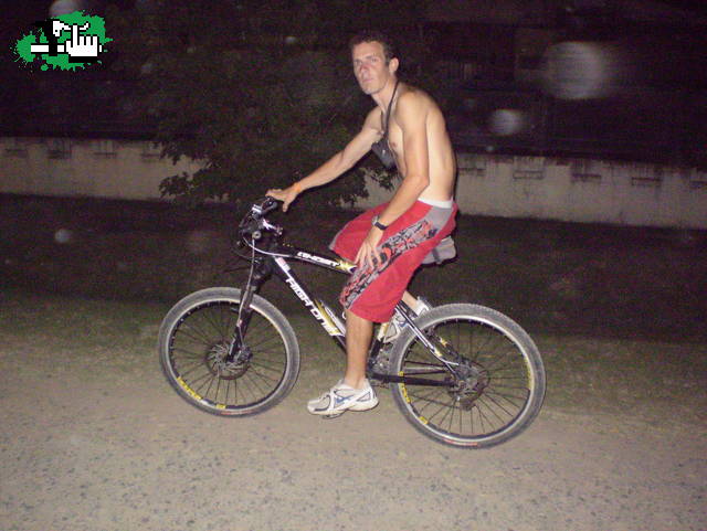 pedaleando un poco por la calles del barrio