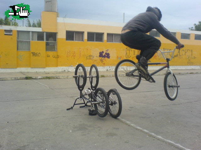 Agustin Saltando bicis