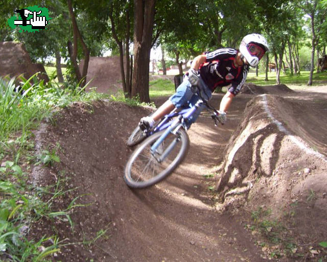 Chino peraltando en el Bike park Embalse