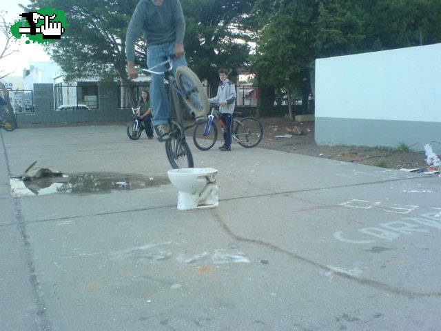 AGUSTIN SALTANDO INODORO