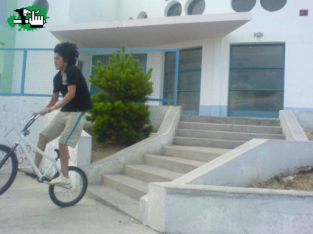 PELADO CAYENDO SALTO ESCALERA