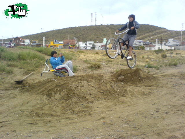 LUKAS SALTANDO DIRT CON PLAYERA