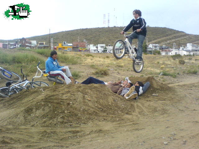 MIGUE SALTANDO PIBES