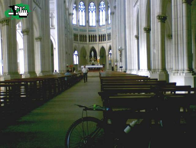 entre a la iglesia de lourdes..