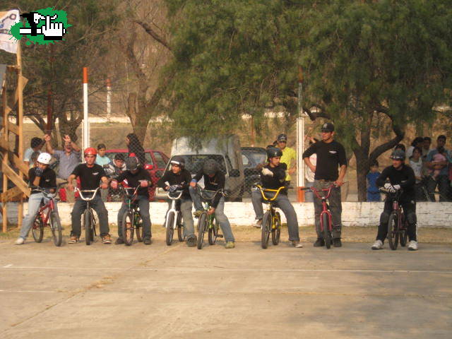 esperando la pasada. demo pappo bike store
