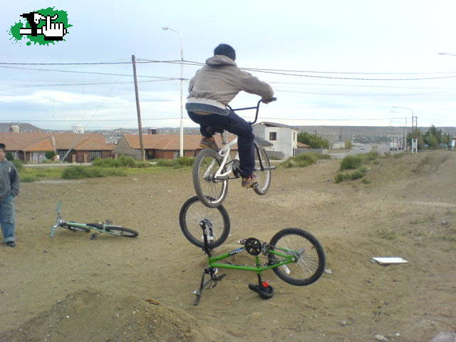 UUUHHH CASI LE PEGA