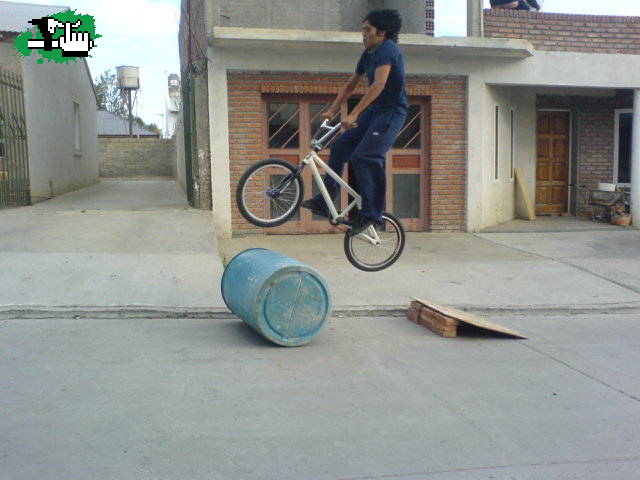 pelado volando tacho