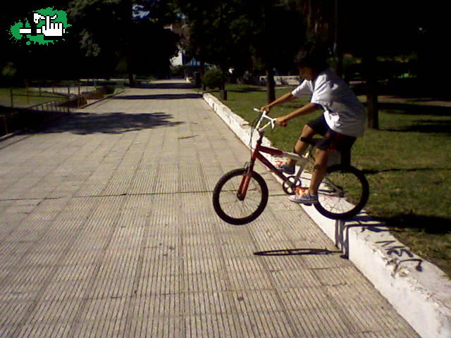 enseñandole a saltar a mi hermanito