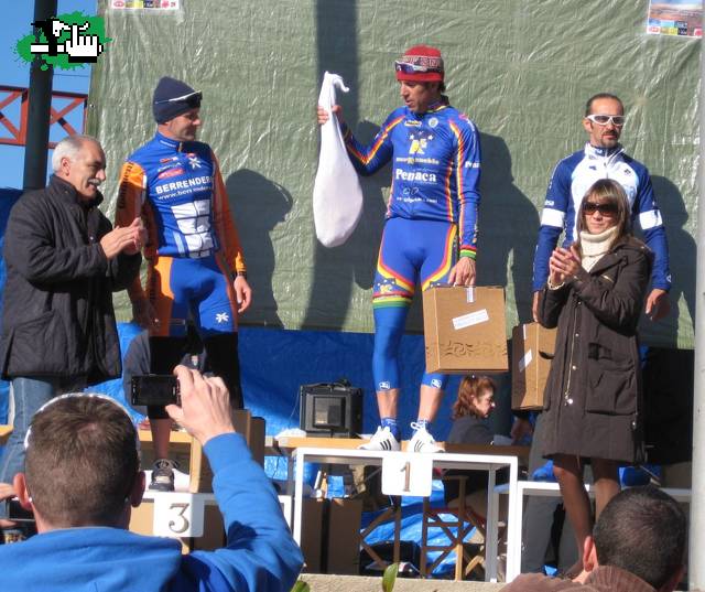 OTRO QUE MUESTRA EL TROFEO